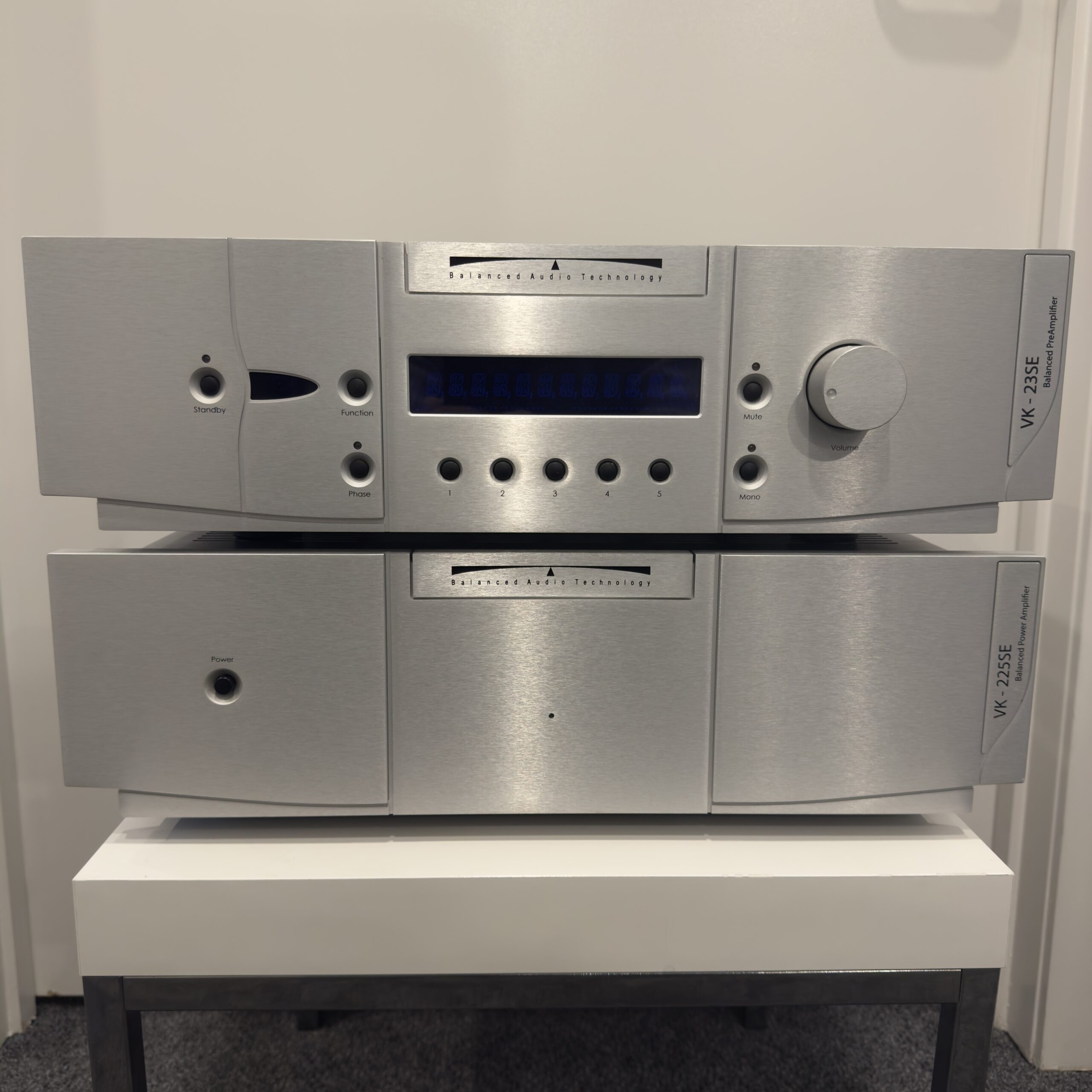 BAT VK-23SE Preamplifier & BAT VK-225SE Power Amplifier Combination - Ex-Demonstration 1 BAT VK-23SE Preamplifier & BAT VK-225SE Power Amplifier Combination - Ex-Demonstration