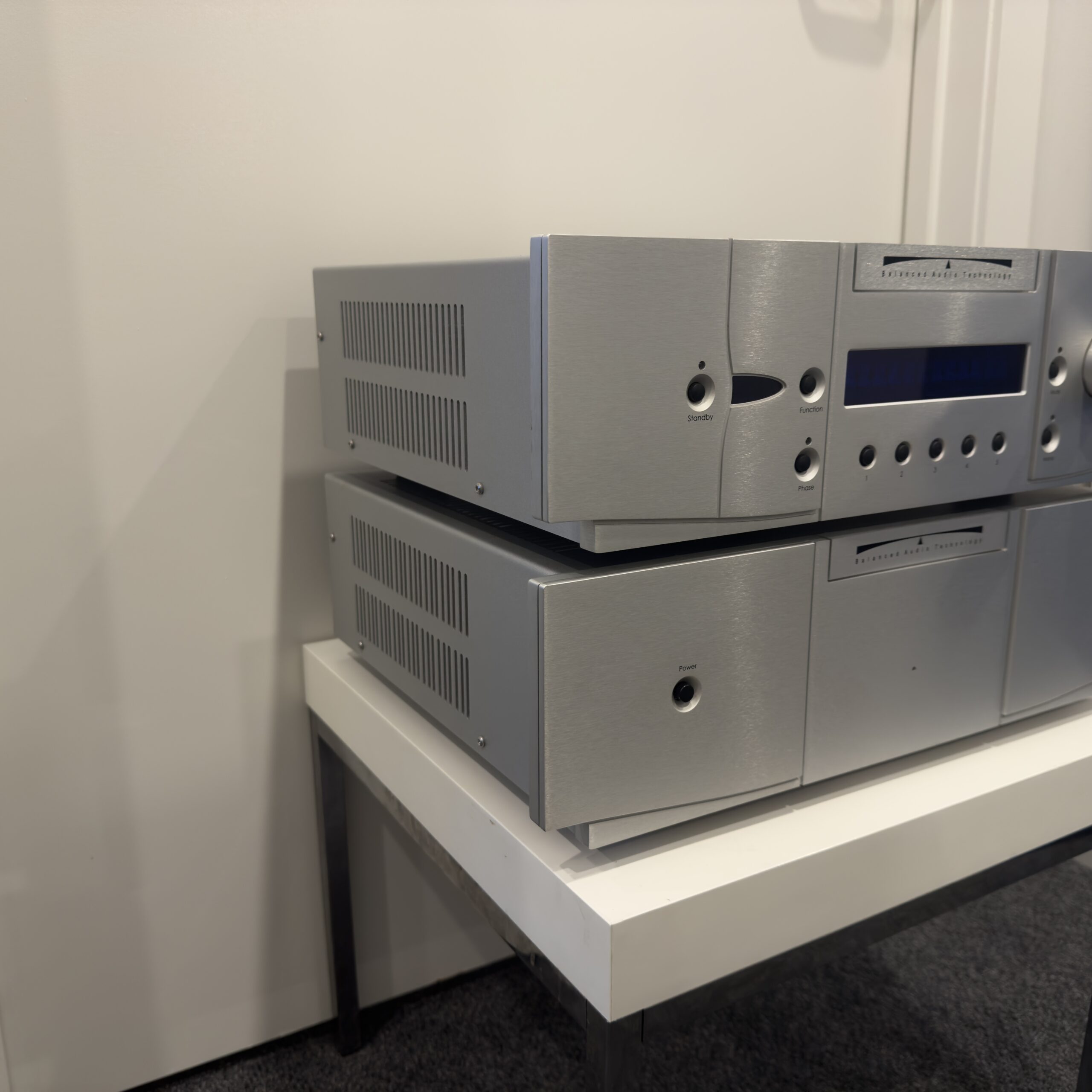 BAT VK-23SE Preamplifier & BAT VK-225SE Power Amplifier Combination - Ex-Demonstration 2 IMG 3483