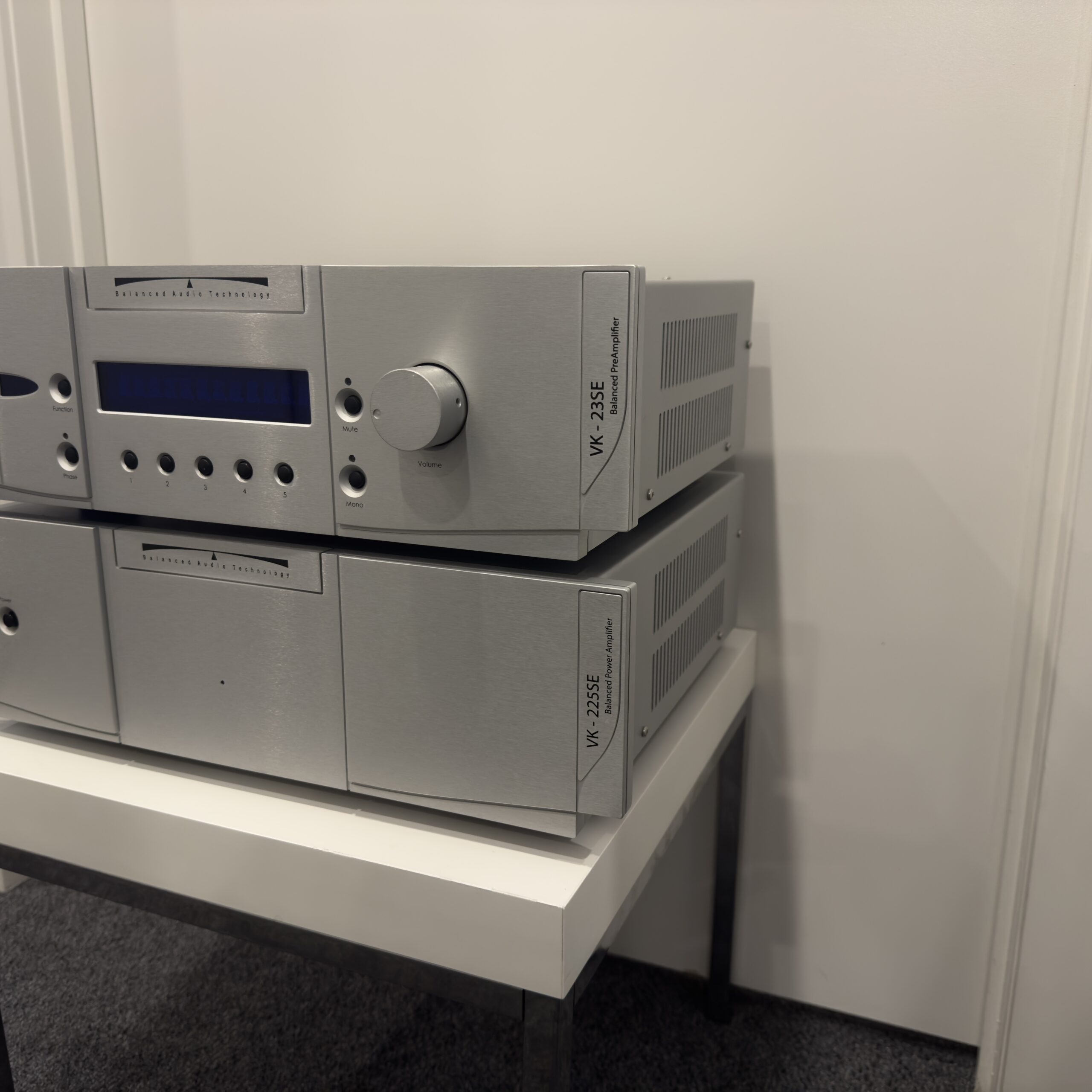 BAT VK-23SE Preamplifier & BAT VK-225SE Power Amplifier Combination - Ex-Demonstration 3 IMG 3484