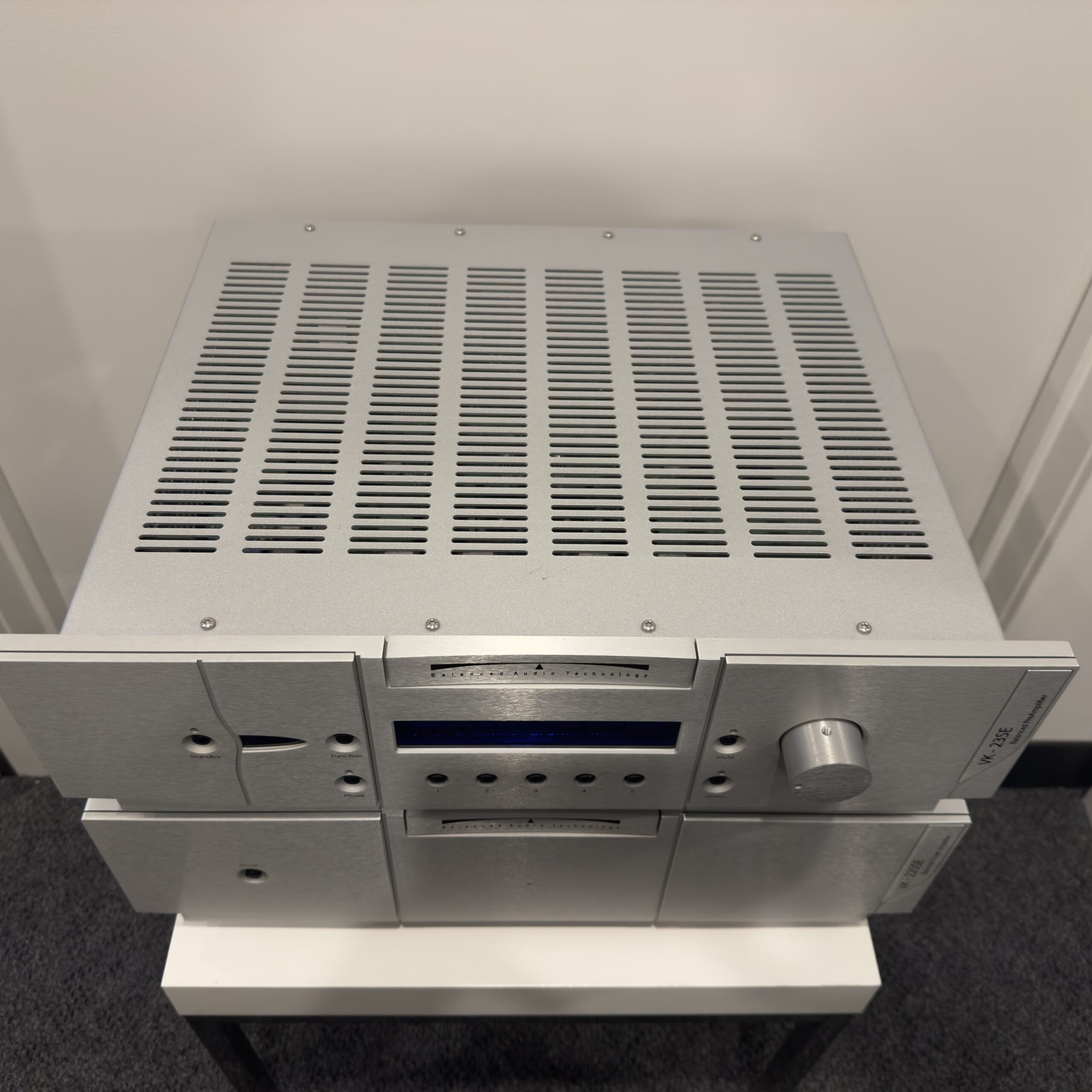 BAT VK-23SE Preamplifier & BAT VK-225SE Power Amplifier Combination - Ex-Demonstration 4 IMG 3485