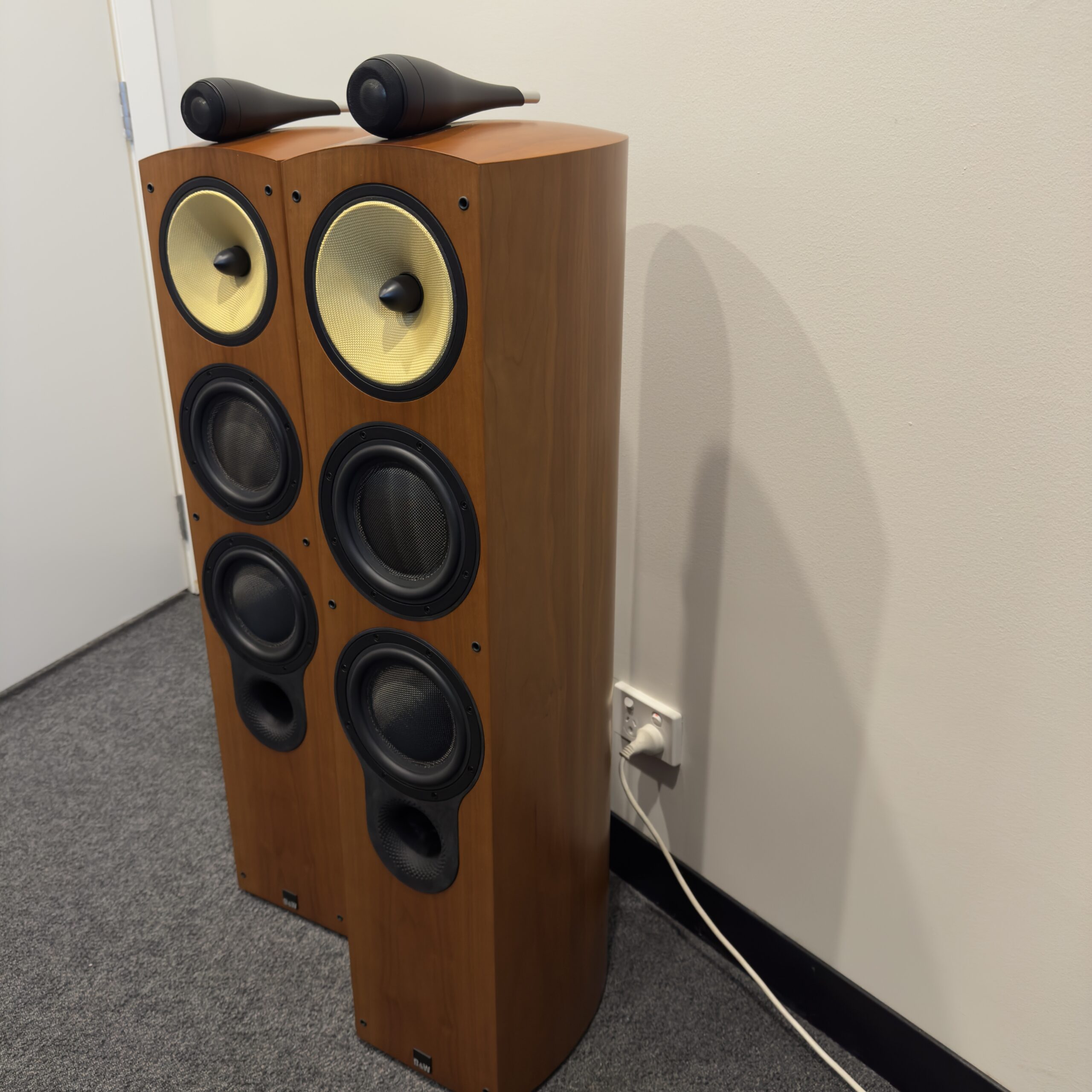 BOWERS & WILKINS 804 S FLOORSTANDING SPEAKERS - CONSIGNMENT 3 IMG 3948