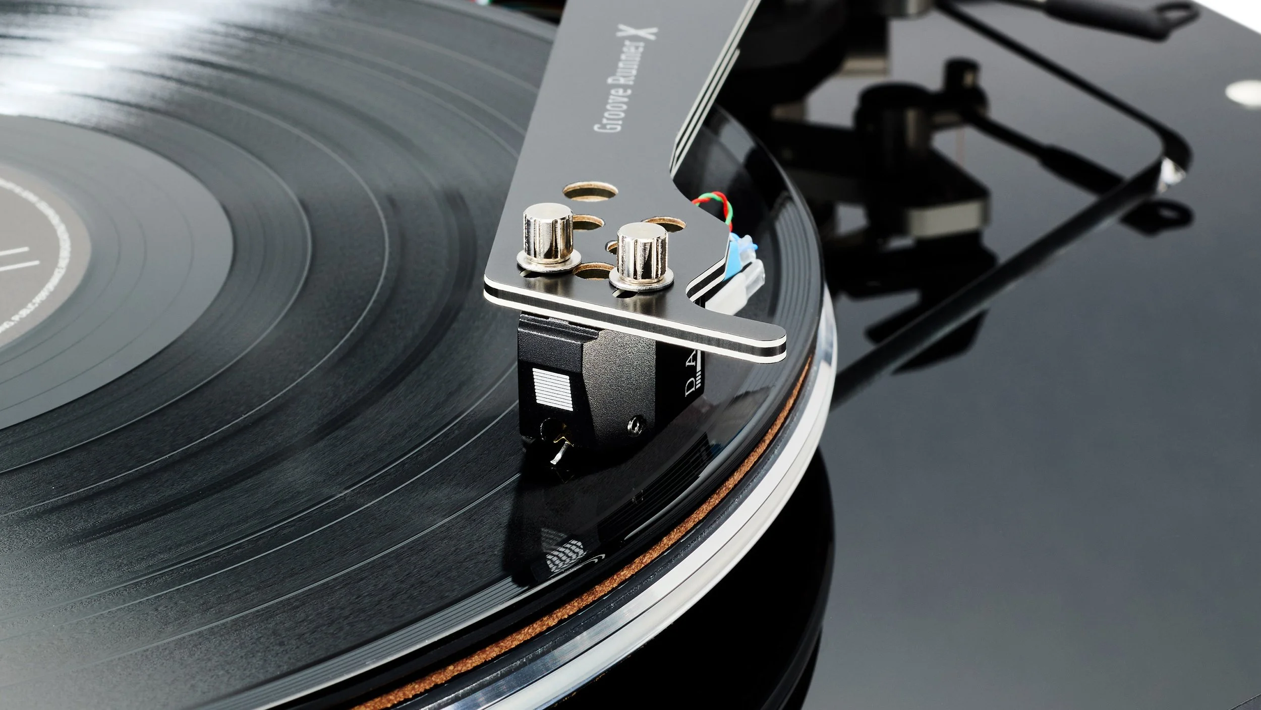 VERTERE DARK SABRE SUPERB MOVING MAGNET CARTRIDGE 3 Vertere Dark Sabre Cartridge (3)